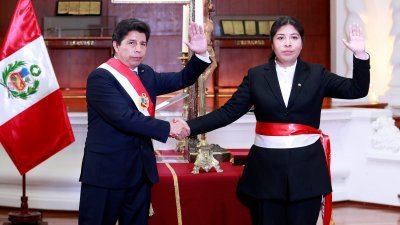 查韦斯（右）周五宣誓就任，成为秘鲁卡斯蒂略政府的新一任总理。（图取自推特）
