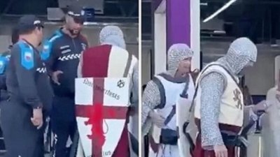 身著十字军cosplay服饰的英格兰球迷被当局禁止进入球场观赛。（图取自网络）