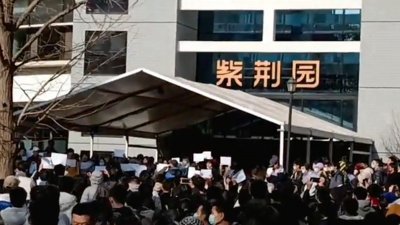 北京清华大学周日有数百名学生集会抗议，并喊出“民主法治，表达自由”的口号。（图取自推特）

