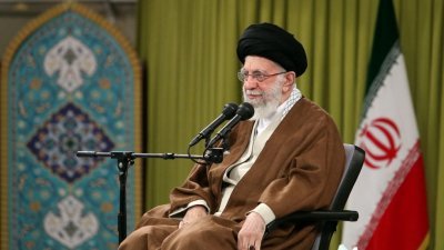 伊朗最高领袖哈梅内伊周六会见民兵巴斯基代表，赞扬他们为恢复国家稳定所行之事（暴力镇压）值得肯定。（西亚新闻社/路透社）