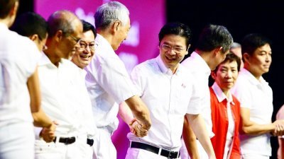 新加坡副总理兼财政部长黄循财(左6)出任新创设的副秘书长党职。（照片取自黄循财面子书）