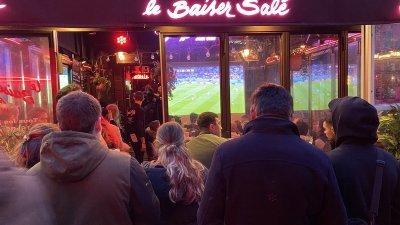 巴黎市中心夏特雷附近有电视的酒吧和餐厅无不选择转播周六晚间的世足比赛，更有不少路过民众停下脚步观赛。（中央社）