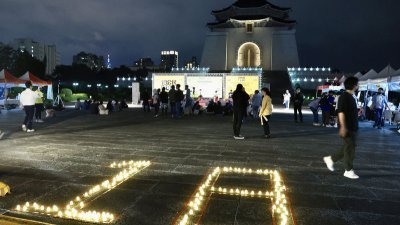 台湾少年权益与福利促进联盟等团体周六晚间在台北中正纪念堂民主大道举行记者会，对于18岁公民权修宪复决案开票结果未过门槛表达遗憾。（图取自中央社）