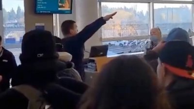 美国一名男子突然在机场对群众大喊“希特勒万岁”并做出纳粹手势，后来被警方制伏仍然不断咒骂员警。（图截自“@StopAntisemites”推特）