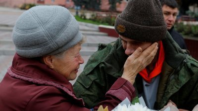 一名来自俄罗斯控制的顿涅茨克地区的军人在11月初的换囚计划中获得释放，他在母亲迎接时激动哭泣。（图取自路透社）