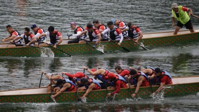 槟城国际龙舟赛于周日在直落巴巷水坝举办，吸引来自各国的队伍参赛。