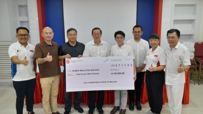 王博胜（左5）获得李氏基金会3万令吉助学金，左4起为林冠英、沈志强及林慧英。