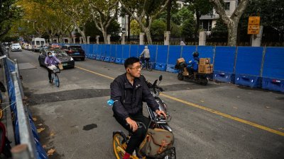 经过连续两天群聚活动后，周一的上海市乌鲁木齐中路两侧沿途可见已经架设蓝色路障。（图取自法新社）
