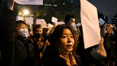 在北京的抗议活动中，群众高举手中的白纸。（图取自法新社）