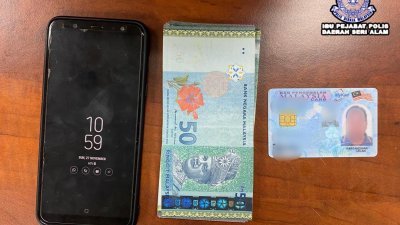 斯里亚南警方取缔非法卜基，充公手机及现金。