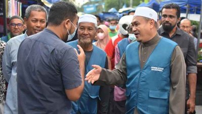 法瓦兹（右）到峇东埔选区谢票，感谢选民的支持。（图取自面子书）