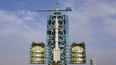 中国“神舟十五号”载人太空船与长征二号F遥十五运载火箭组合体。（图取自中新社）