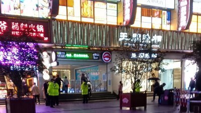 上海市乌鲁木齐中路连续两天群聚抗议活动后，上海市区地铁站出口、街道周二见警率明显激增，南京东路地铁站出口可见多名警察。（图取自中央社）