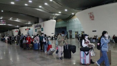 广州南站周三正常运营，乘客排队等待进站乘车。（图取自中新社）
