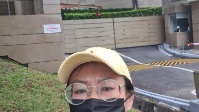 一名新加坡女子涉嫌在中国驻新加坡大使馆前非法进行抗议活动。（图：推特）