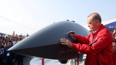 土耳其总统埃尔多安上月3日，在萨姆松的机场参与航天技术节，并在一架无人战机上签名。（图取自土耳其总统府/路透社）