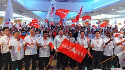 陆兆福（前排左5起）在大会上颁发竞选希盟旗帜给行动党霹雳州主席倪可敏。