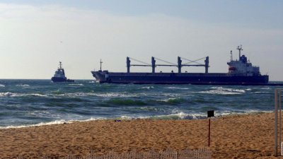 一艘挂著巴拿马国旗的运粮船离开黑海港口乔尔诺莫尔斯克，前往埃塞俄比亚。（图取自路透社）
