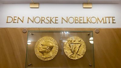 诺贝尔奖牌的复制品置放在挪威的诺贝尔研究所里。（图取自路透社）