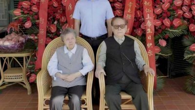 中国网络最近流传江泽民与夫人王冶坪端坐在祝寿花篮前的照片，后方是习近平、李克强等送的花篮祝寿。（图取自微博）