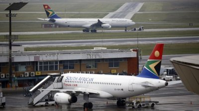 在约翰内斯堡O.R.坦博国际机场，一架南非航空公司的客机。（图取自路透社档案照）