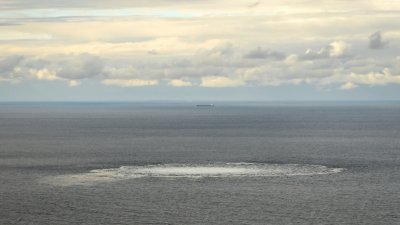9月30日在丹麦中海从一架丹麦国防飞机上，看到“北溪”管道天然气泄漏的鸟瞰图。（图取自丹麦国防司令部/路透社）