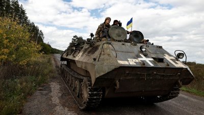 乌克兰持续在东部的顿涅茨克推进，乌军周一乘坐装甲车。（图取自路透社）