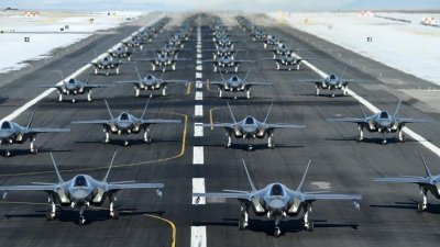 2020年1月6日，在美国犹他州希尔空军基地的一次演习中，来自第388和第428 战斗机联队的美国空军F-35A飞机组成“大象漫步”。（图取自美国空军/路透社档案照）