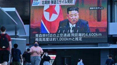 朝鲜在周二试射一枚中程弹道导弹飞越日本上空，让岸田政府向东北部地区民众发出避难警报。（图取自法新社）