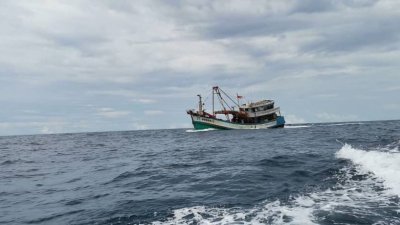 越南渔船入侵我国水域捕鱼。