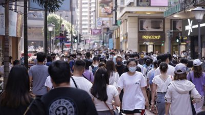香港热闹的街道上人来人往。（图取自中通社）