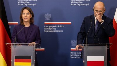 德国外长贝尔伯克（左）与波兰外长拉乌当地时间周二，在华沙举行联合记者会。（图取自法新社）