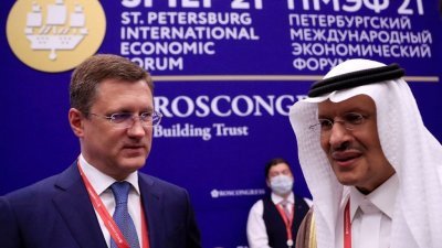 时任沙地阿拉伯能源部长的阿卜杜拉齐兹亲王和俄罗斯副总理诺瓦克（左）于圣彼得堡会晤。（路透社档案照）