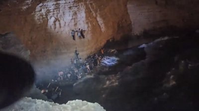 希腊海岸警卫队周四提供的视频，显示从伯罗奔尼撒半岛以南的基西拉岛附近，营救沉船移民的过程。（图取自希腊海岸警卫队/法新社）