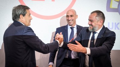 周三在瑞士尼翁的欧足联总部，乌葡西三国宣布联合申办2030年世界杯足球赛，乌克兰足协主席帕维尔科（右）在西班牙足协主席鲁比亚莱斯（中）面前与葡萄牙足协主席达席尔瓦握手欢呼。（图取自法新社）