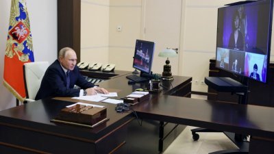 罗斯总统普京当地时间周三在莫斯科郊外的官邸，通过视频会议与教师竞赛的参与者交谈。（图取自俄罗斯卫星通讯社/法新社）