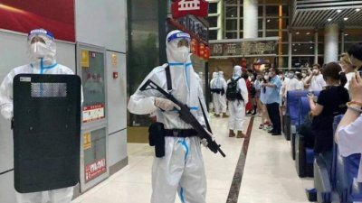 网传云南西双版纳机场有“大白”持长枪和盾牌维持秩序，引发滞留旅客不满。（图取自推特）