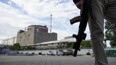 9月11日拍摄的照片显示，一名持枪人员驻守在扎波罗热核电厂外。（图取自法新社档案照）