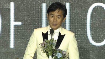 梁朝伟获颁“亚洲电影人奖”。