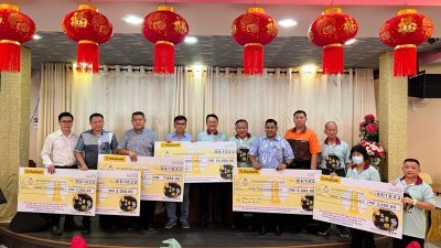 杨顺兴（左5）主持第11届槟州高桩舞狮邀请赛推展礼，陪同者包括工委会主席赖国平（左6）、工委及赞助商等。
