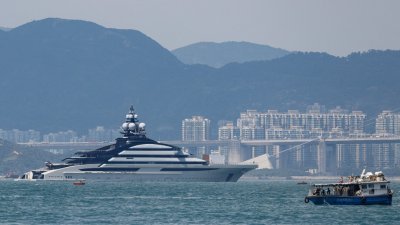 俄罗斯钢铁寡头莫尔达绍夫（小图）拥有的豪华游艇周三进入香港西区水域。（图取自路透社）
