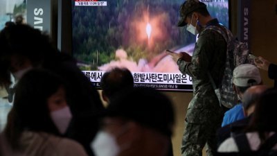 韩国电视台早前播放朝鲜试射导弹的消息。（图取自路透社）