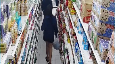 3名女子出现在迷你超市，其中两人被指拿了东西后没付钱。