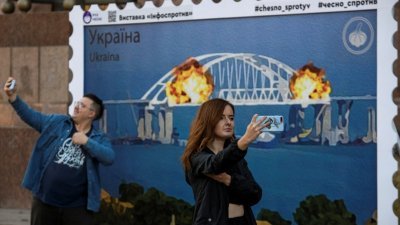 克里米亚大桥爆炸后，乌克兰周六设立新的邮票打卡场景，供民众拍照。（图取自路透社）