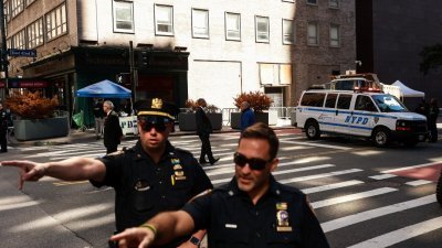 纽约市警将在本月中部署新警员到犯罪热点商业区，在第一线处理犯罪案。图为纽约市警在联合国大会举行期间，在附近封路警戒。（图取自路透社）