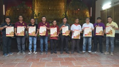 伍冠福（左5）偕同槟城站总协调谢政毅（左4起）及梁浩辉，移交宣传海报给各个神庙代表后，一同合照。