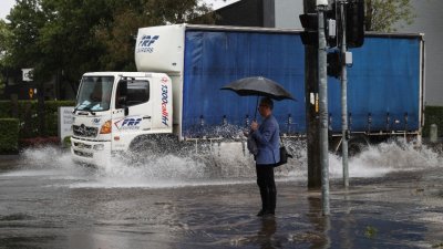 悉尼连日大雨已将道路变成一片汪洋。（图取自路透社）