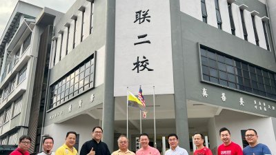 倪可敏（左6）和郑国霖一起移交1万令吉拨款予太平华联二校，由该校董事长郑东旺（左5）亲自接领。