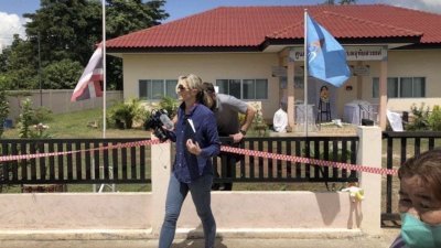 两名美国有线电视新闻网（CNN）工作人员日前涉嫌擅闯泰国托儿所罪案现场后，跨过围栏离开托儿所。（图取自FCCT）