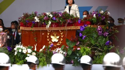 台湾总统蔡英文周一在台北发表双十节演讲。（图取自路透社）